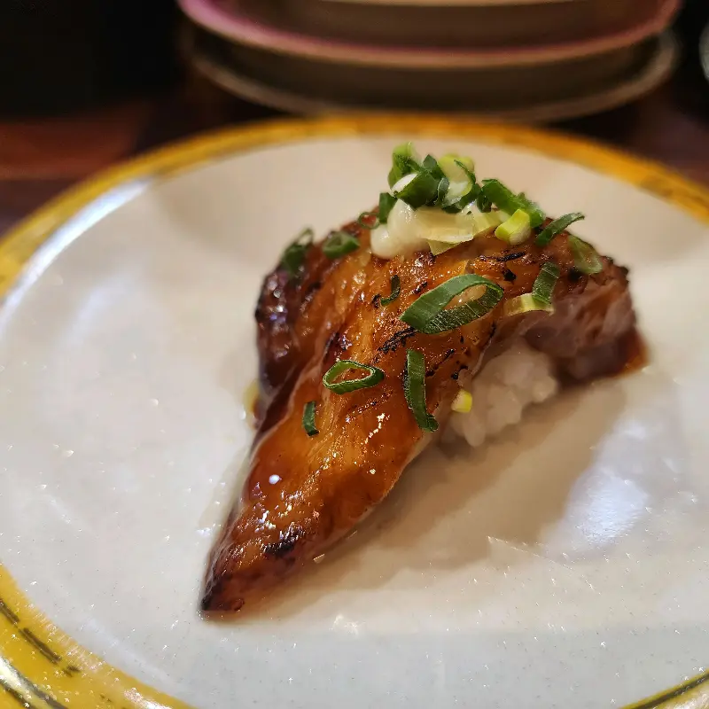 윤기가 흐르는 장어 초밥