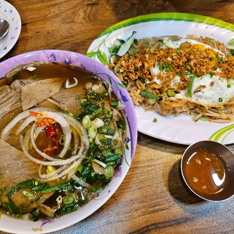 쌀국수와 볶음면이 함께 놓인 테이블