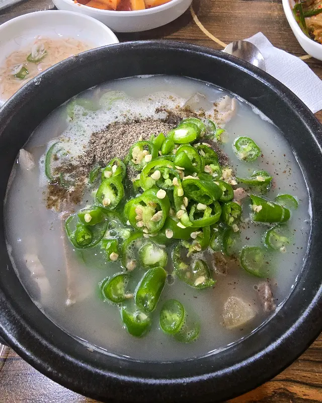 순대국에 듬뿍 뿌려진 신선한 고추