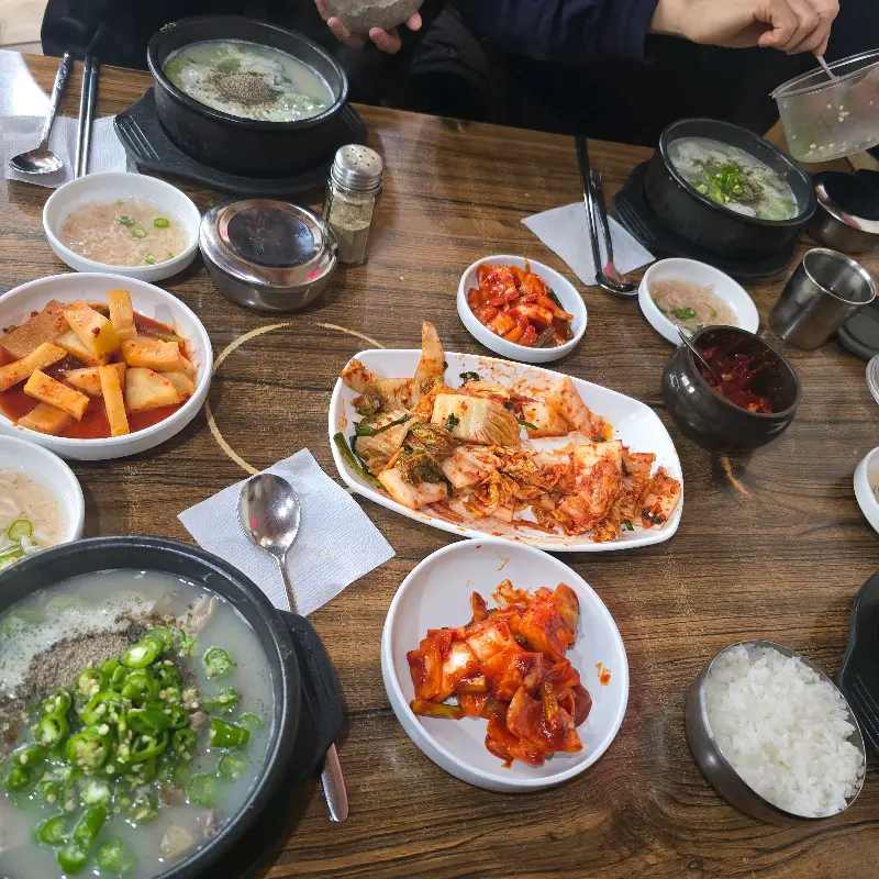 도가 순대국의 푸짐한 한 상 차림