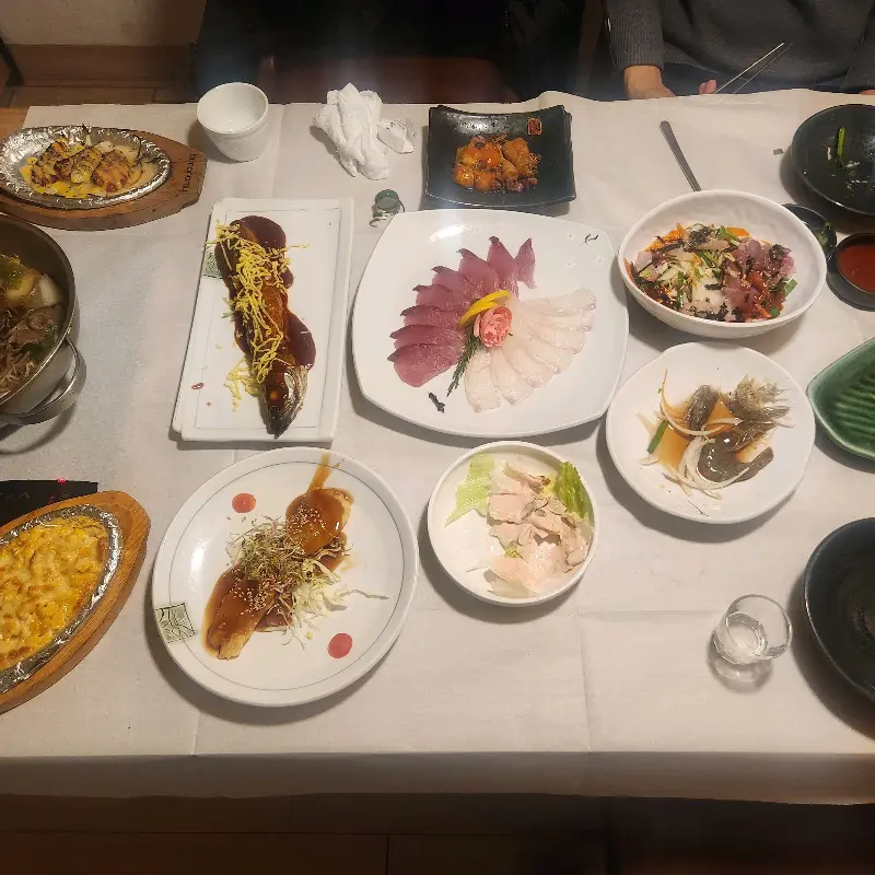 푸짐하게 차려진 한 상