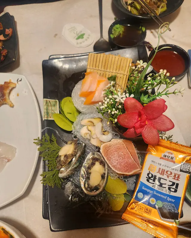 신선한 해산물이 가득한 스끼다시