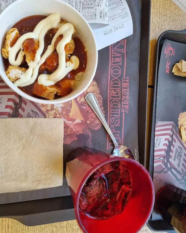 KFC에서 판매하는 업사이드다운 징거 메뉴의 모습. 징거버거를 색다르게 즐길 수 있다.