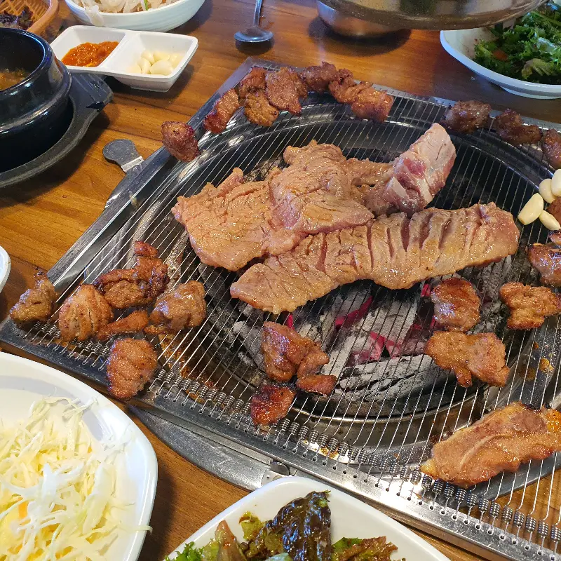 푸짐한 돼지갈비 한 상 차림