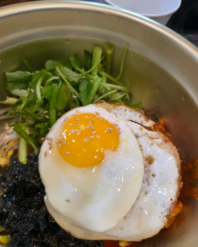 계란후라이가 올라간 비빔밥