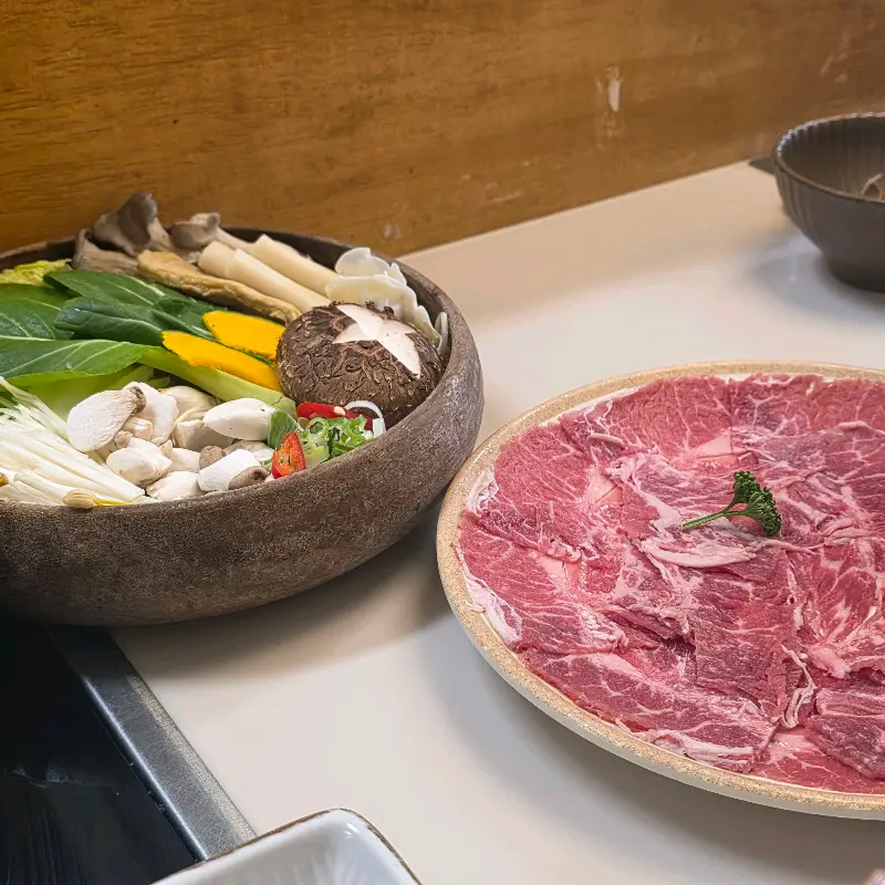 푸짐한 야채와 고기 한 상