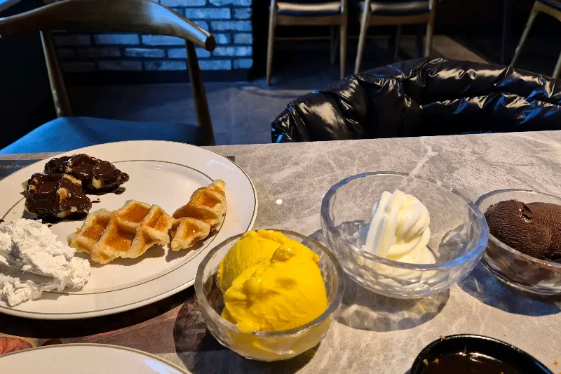 다양한 샐러드가 준비된 샐러드 바