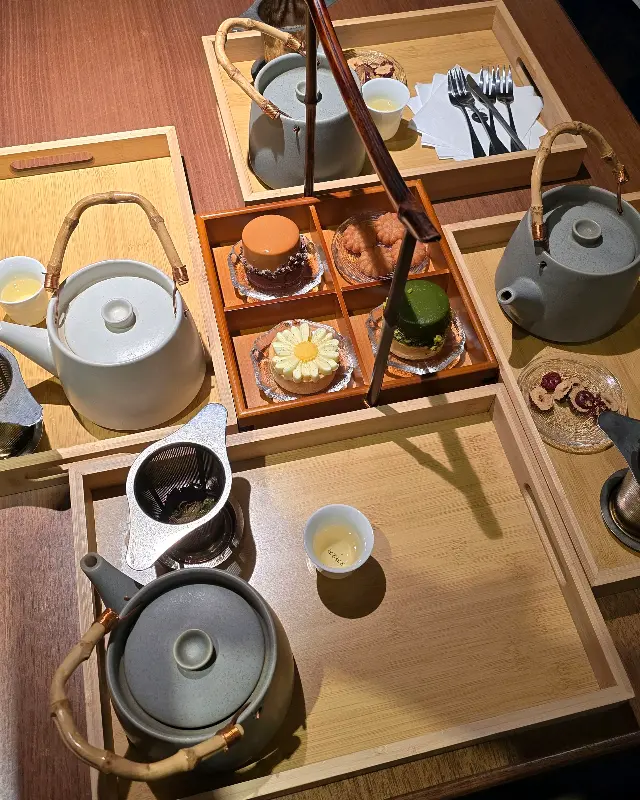 정갈하게 차려진 레몬머틀흑미차 세트