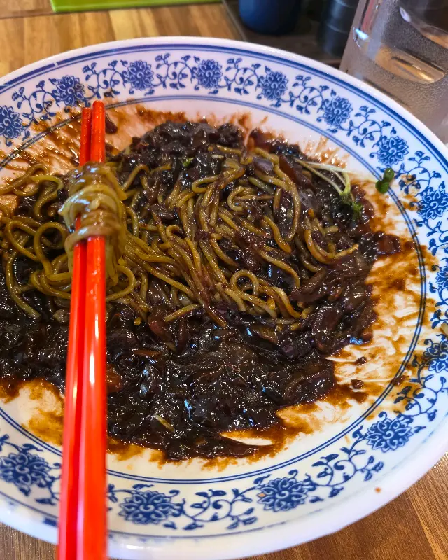 깔끔하게 차려진 테이블 세팅