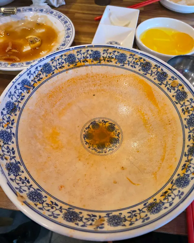 맛있게 짬뽕을 먹는 모습