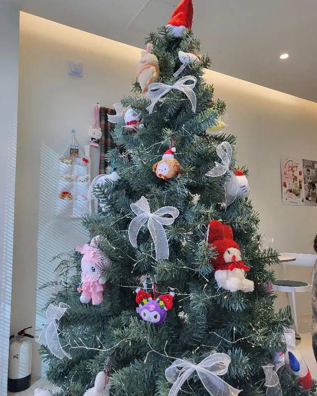 크리스마스 분위기가 물씬 풍기는 트리 장식