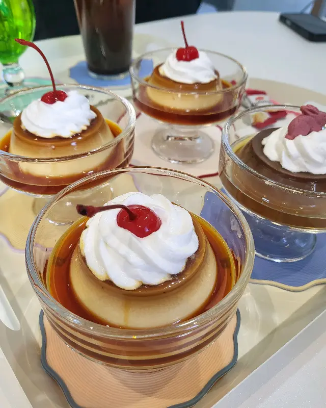 쇼케이스 안의 앙증맞은 푸딩들