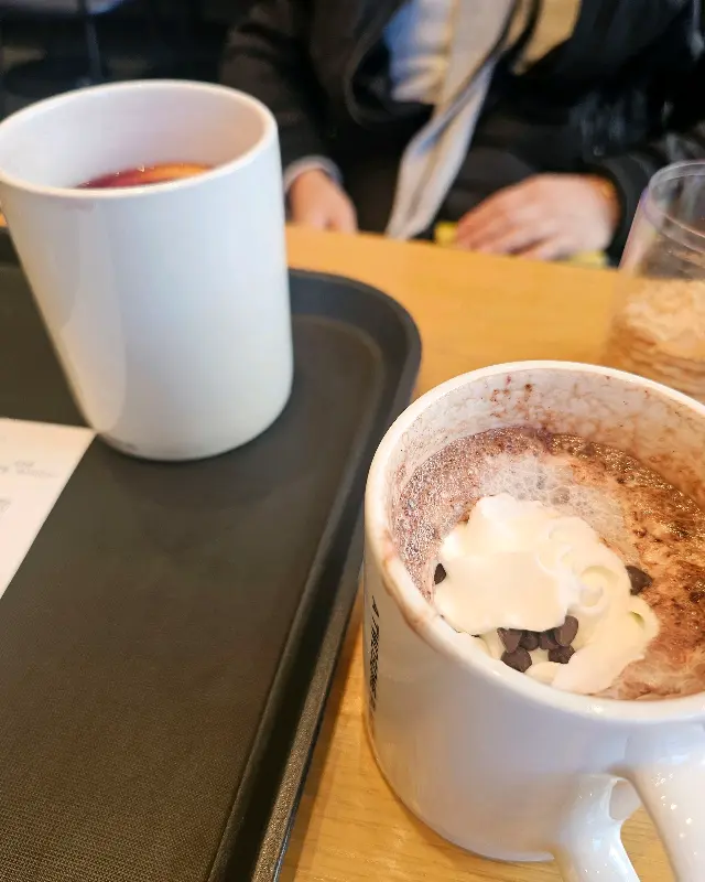 따뜻함이 느껴지는 투썸의 음료
