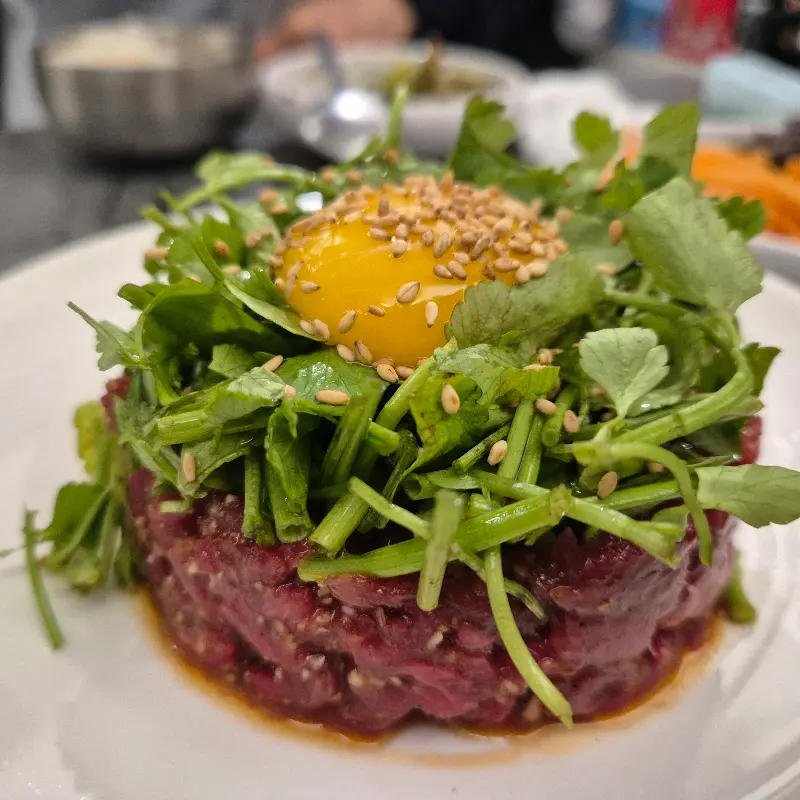 신선함이 느껴지는 육회