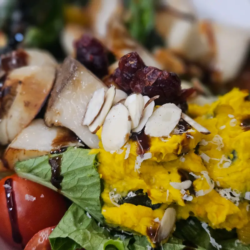 신선한 재료가 듬뿍 들어간 샐러드