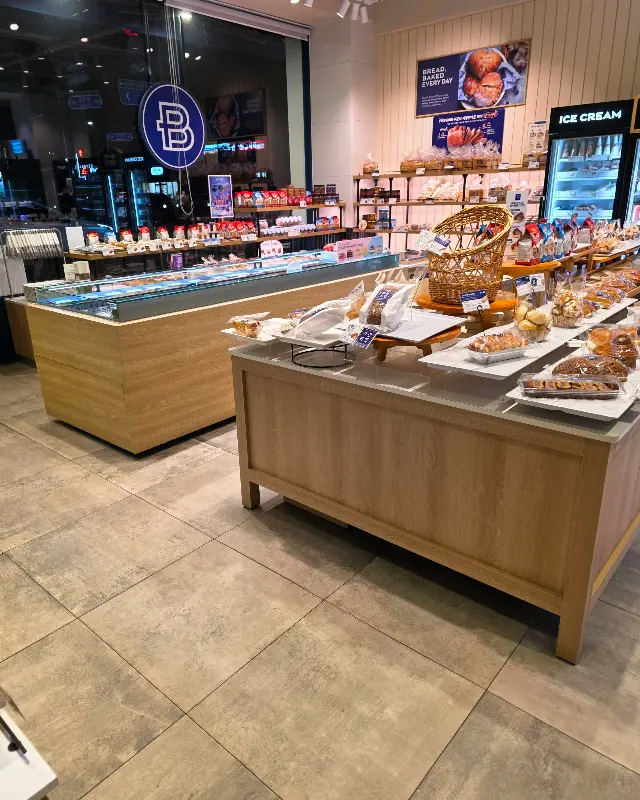 깔끔하게 정돈된 매장 내부