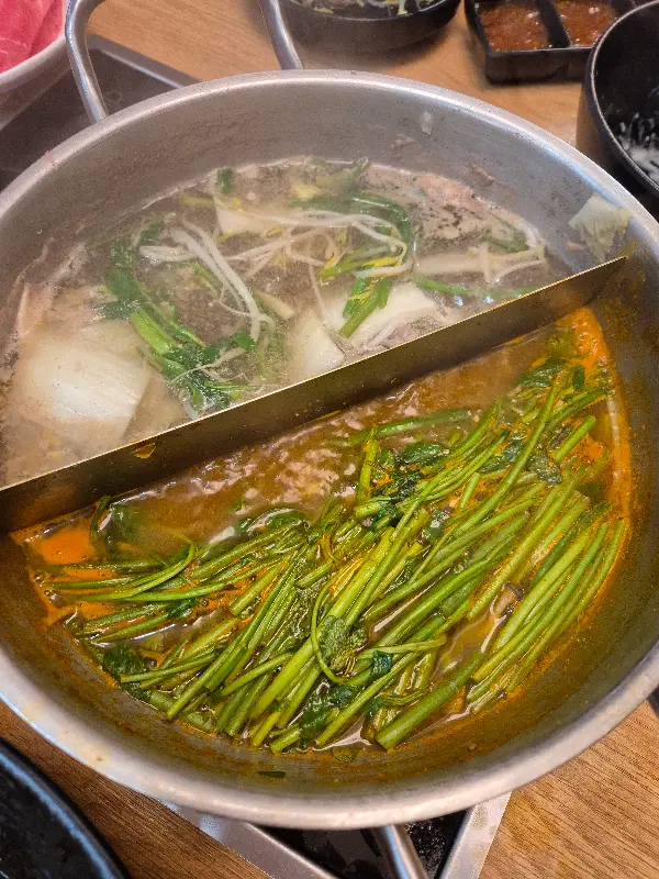 매운 육수와 맑은 육수에 채소를 가득 넣은 샤브샤브