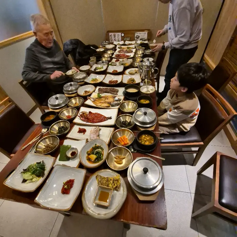 푸짐한 한 상 차림에 신이 난 가족들