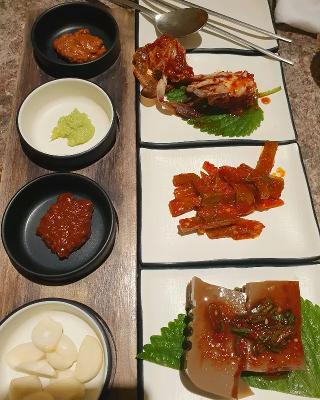 정갈한 밑반찬 세팅