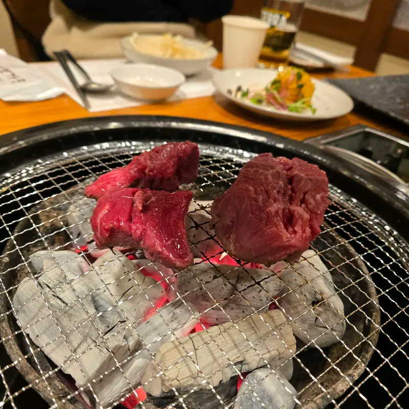 숯불 위에 올려진 소갈비