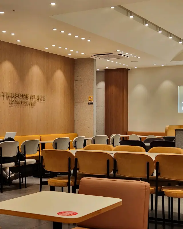 넓고 쾌적한 매장 내부