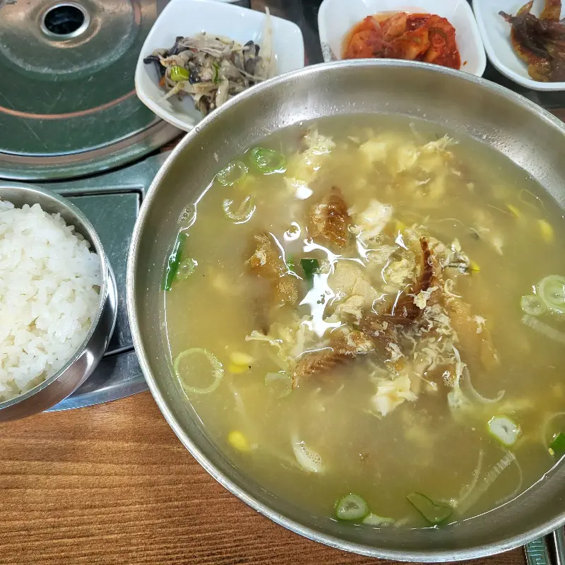 뽀얀 국물이 인상적인 황태해장국