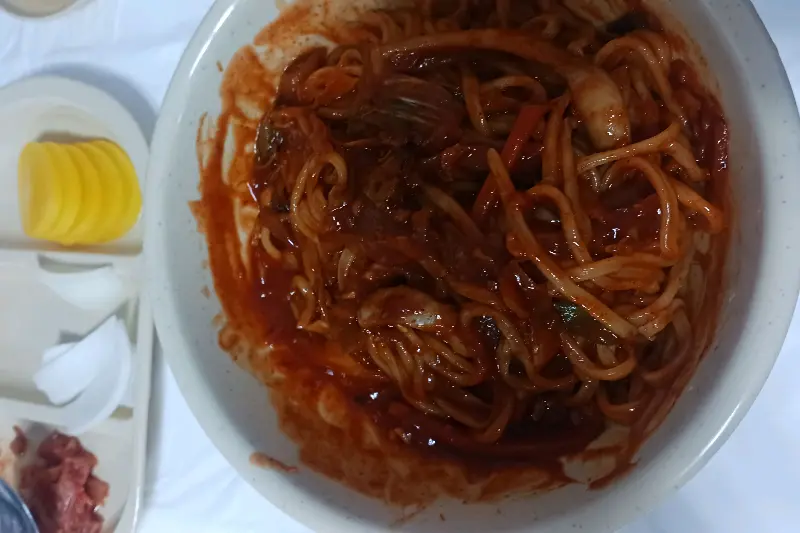 매콤한 비빔짬뽕의 자태