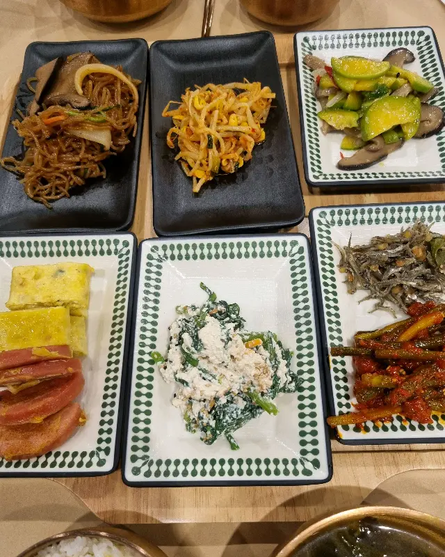 정갈하게 담긴 반찬