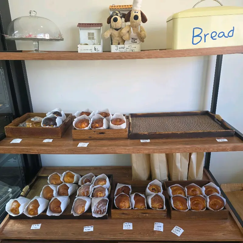 다양한 종류의 빵이 진열된 모습