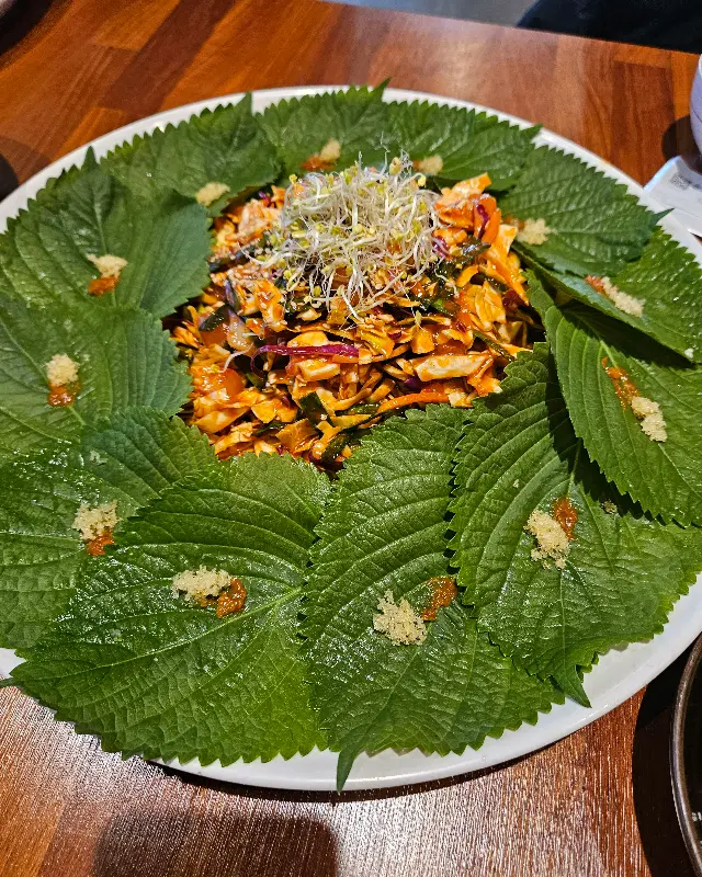 깻잎으로 둘러싸인 회무침의 모습