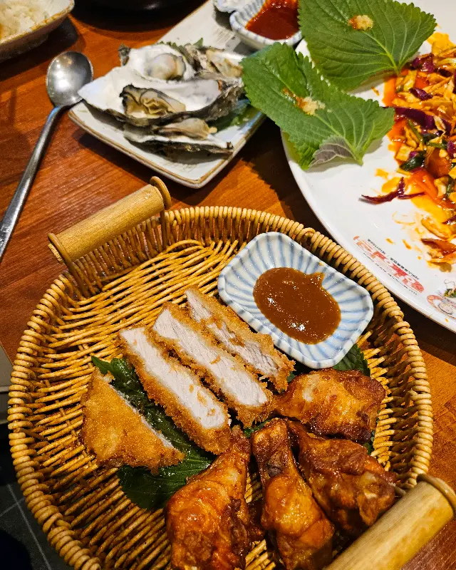 돈까스와 닭다리 튀김, 석화의 모습