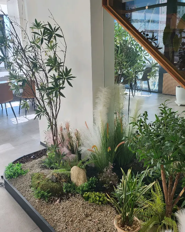 카페 내부의 작은 정원, 돌멩이와 식물들이 조화롭게 어우러져 있다.