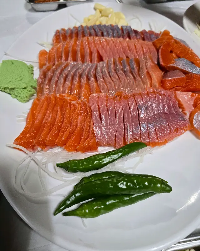 눈으로도 신선함이 느껴지는 송어회 한 상차림