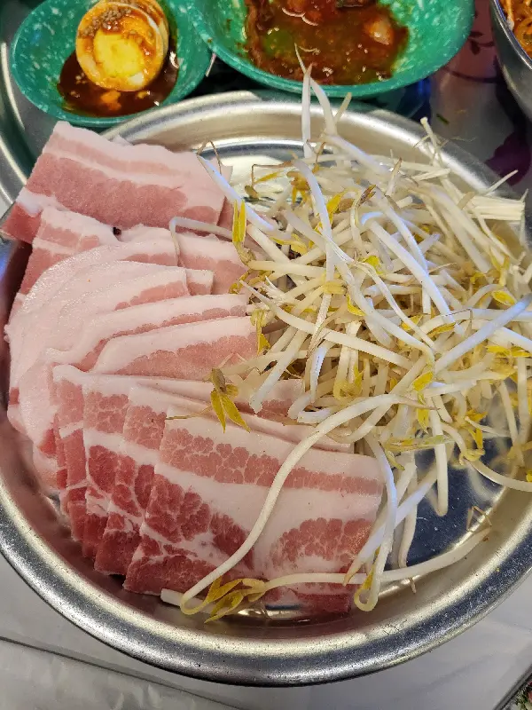 냉동 삼겹살과 콩나물