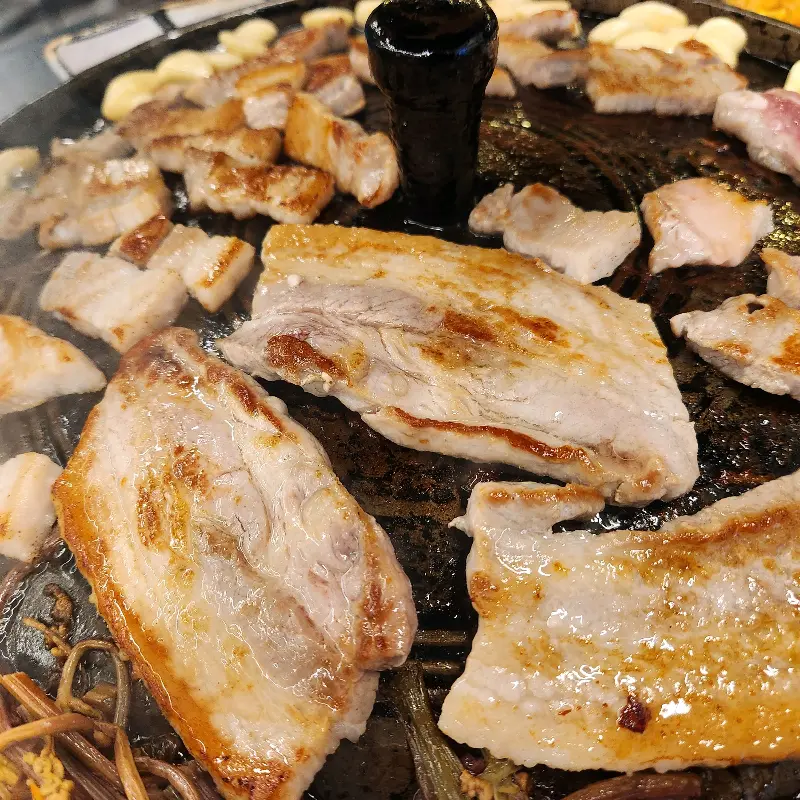 노릇하게 구워진 삼겹살의 클로즈업