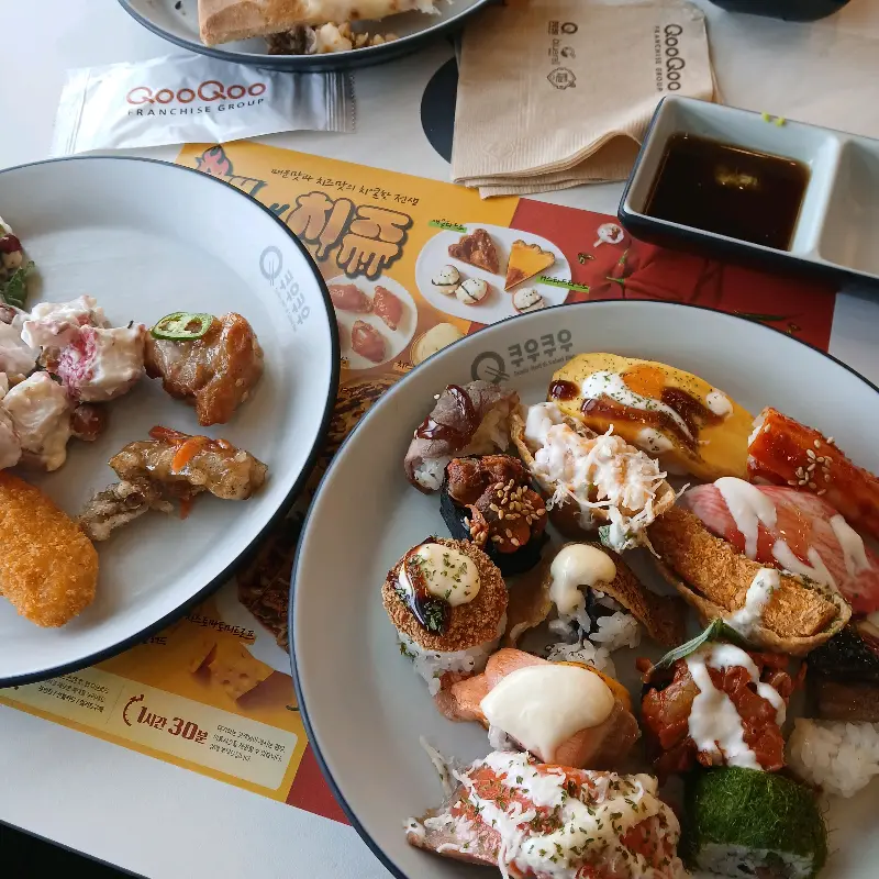 다양한 초밥이 담긴 접시