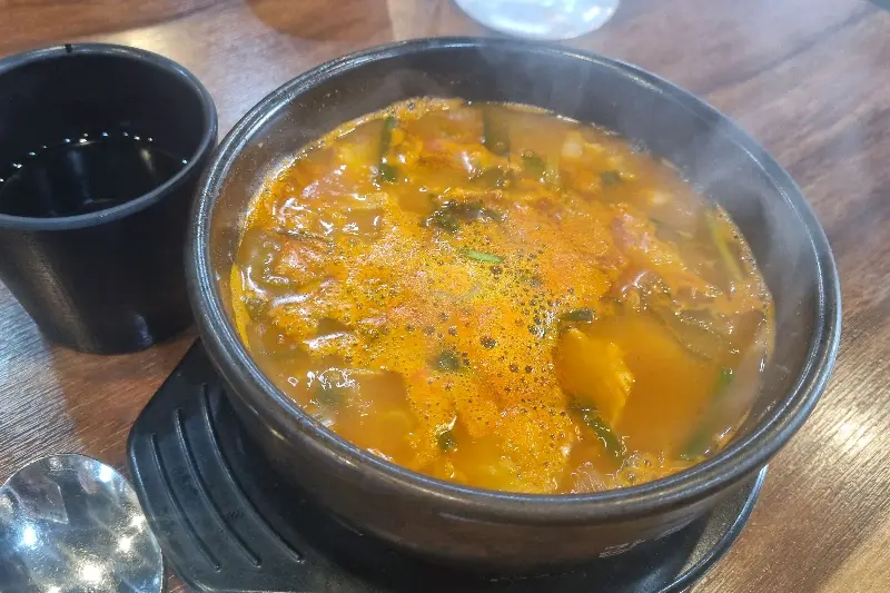 아재돼지국밥에서 든든한 한 끼 식사