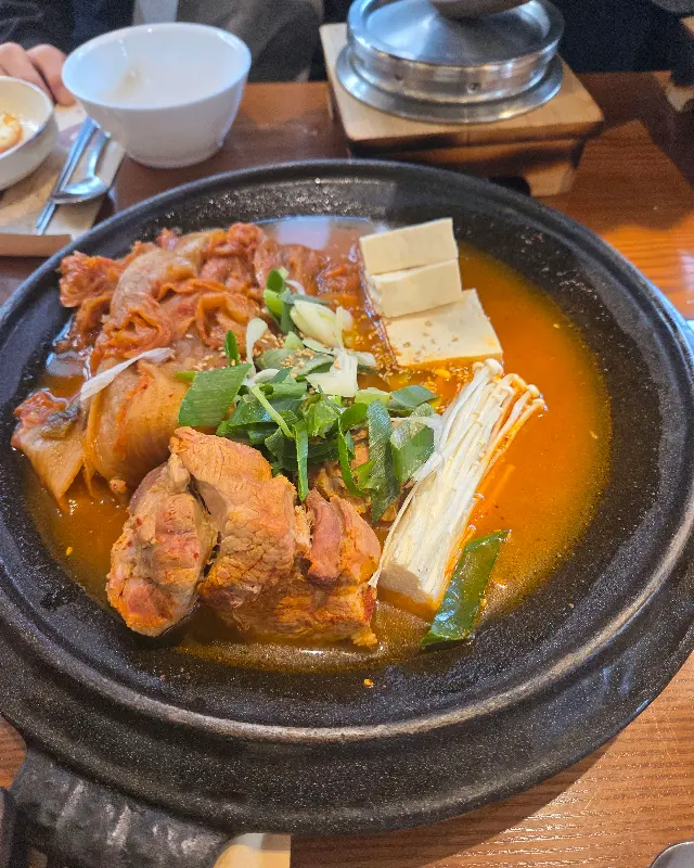 테이블 위에 놓인 김치찜 뚝배기