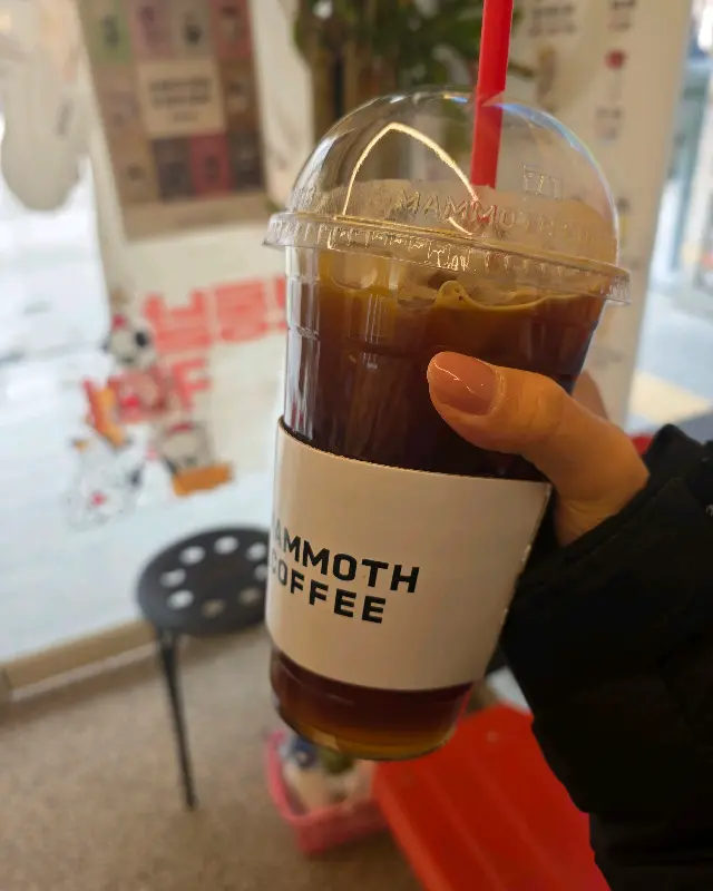 아이스 아메리카노를 들고 있는 모습