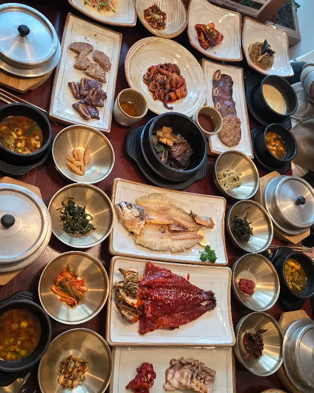 상다리 부러지게 차려진 거한상