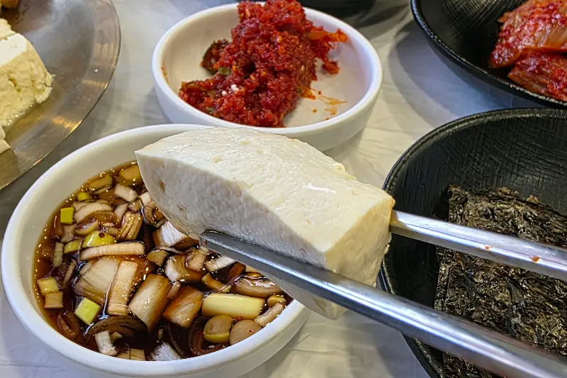 두부와 곁들여 먹는 수육