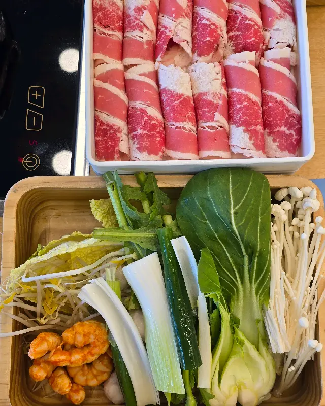 샤브샤브용 소고기와 신선한 야채