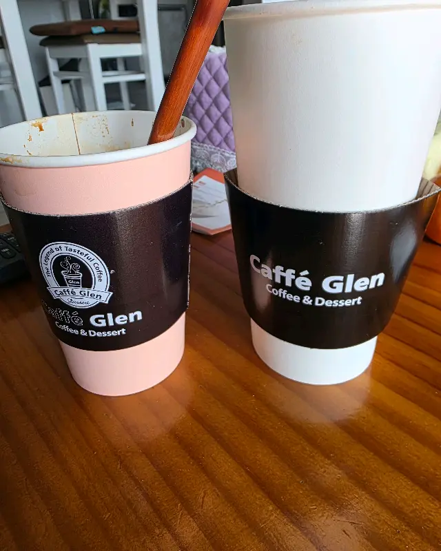 카페 글렌의 로고가 새겨진 컵홀더