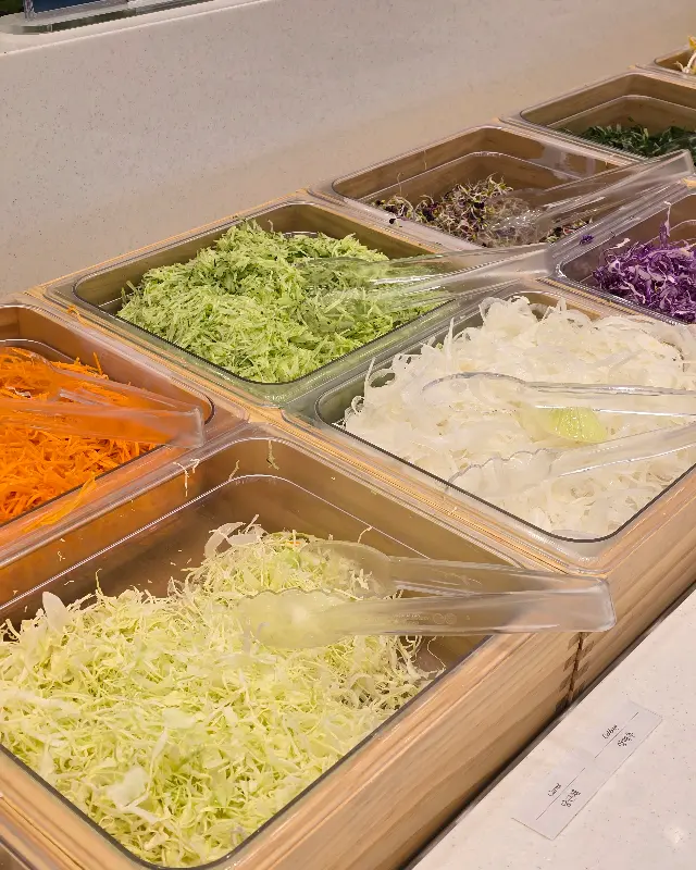 샐러드바의 다양한 샐러드 재료