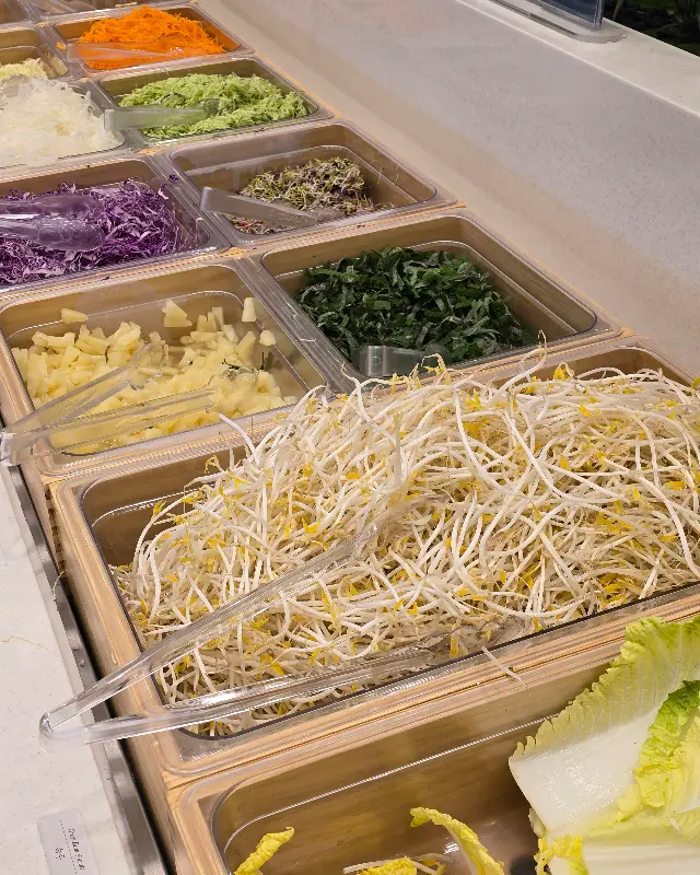 샤브올데이 샐러드바의 신선한 야채 코너