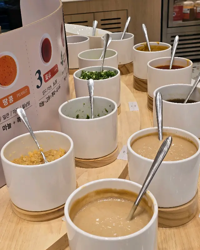 다양한 소스가 준비된 소스 코너