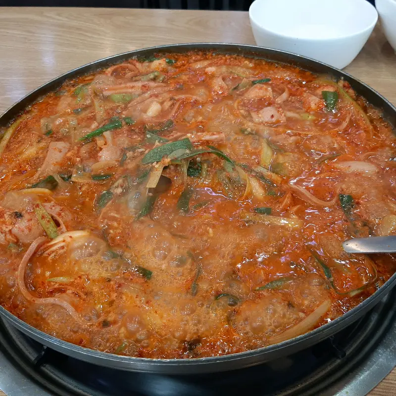 보글보글 끓는 부대찌개