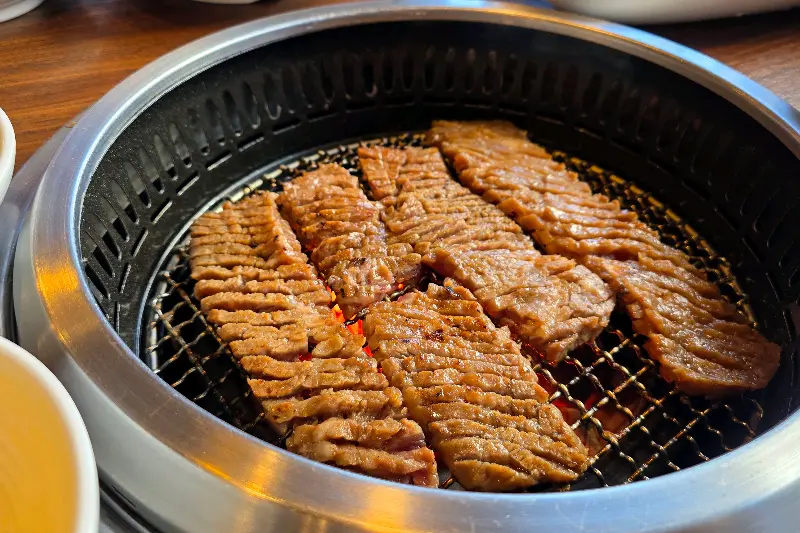 숯불에 구워진 맛있는 갈비
