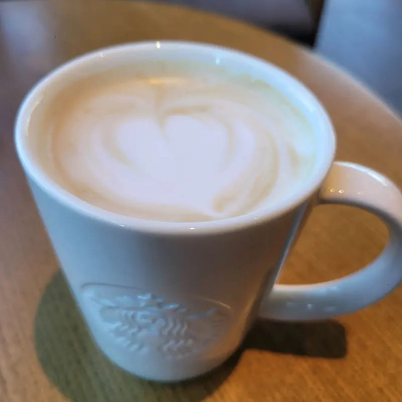 하트 모양 라떼 아트가 인상적인 라떼