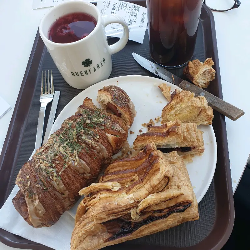 다양한 빵과 음료